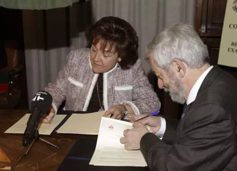 Carmen Caffarel, directora del Instituto Cervantes y Miguel Ángel Alario, presidente de la Real Academia de las Ciencias, firman el convenio de colaboración para la divulgación de la ciencia en español.