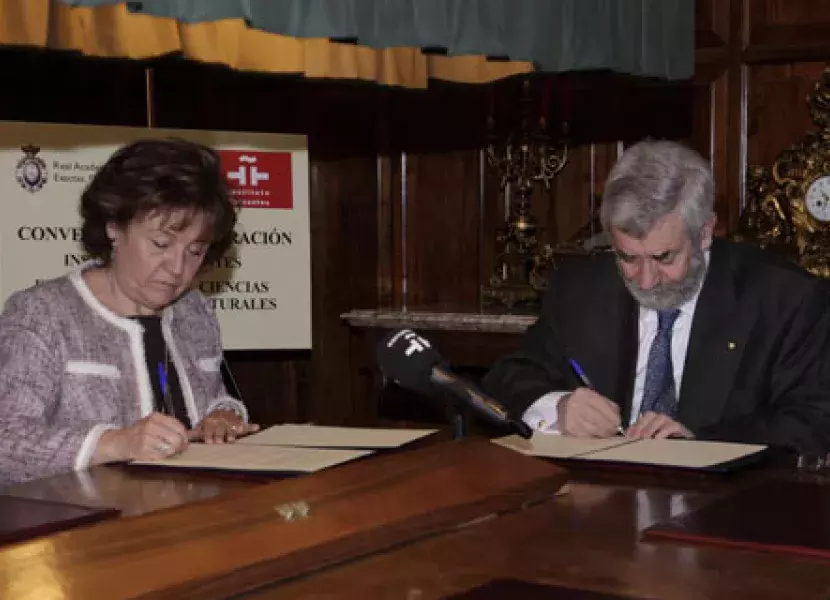 Carmen Caffarel, directora del Instituto Cervantes y Miguel Ángel Alario, presidente de la Real Academia de las Ciencias, firman el convenio de colaboración para la divulgación de la ciencia en español.