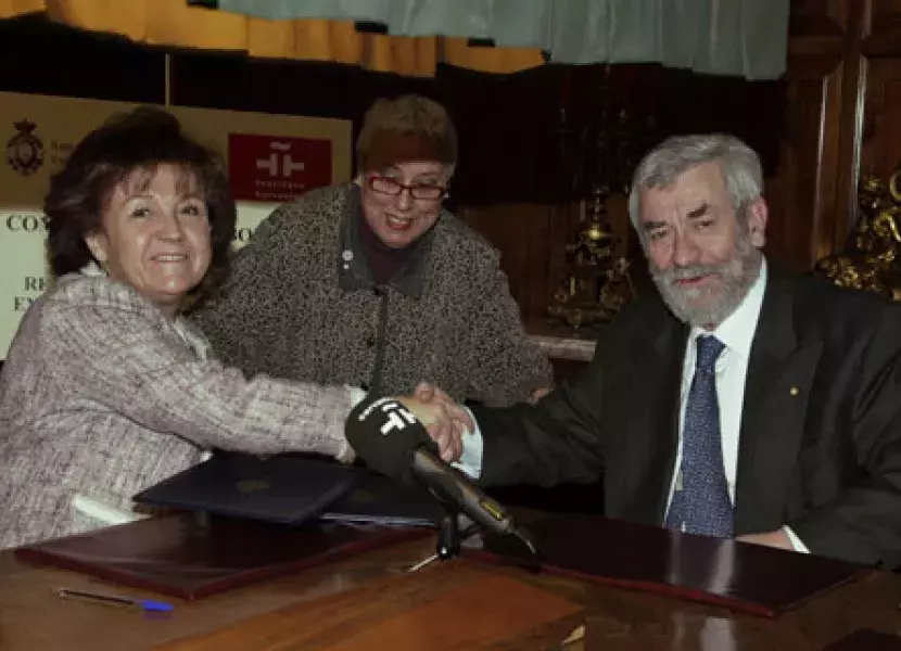 Carmen Caffarel, directora del Instituto Cervantes y Miguel Ángel Alario, presidente de la Real Academia de las Ciencias, firman el convenio de colaboración para la divulgación de la ciencia en español.