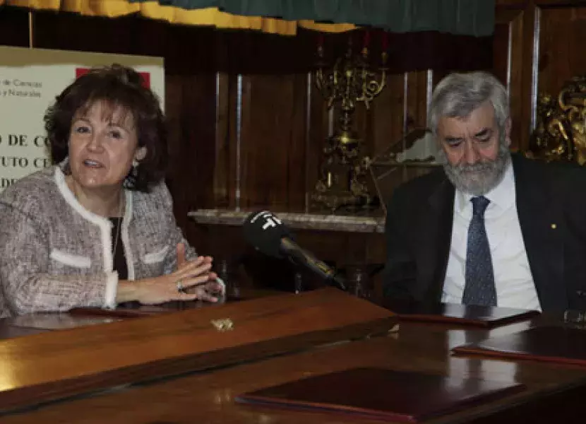 Carmen Caffarel, directora del Instituto Cervantes y Miguel Ángel Alario, presidente de la Real Academia de las Ciencias, firman el convenio de colaboración para la divulgación de la ciencia en español.