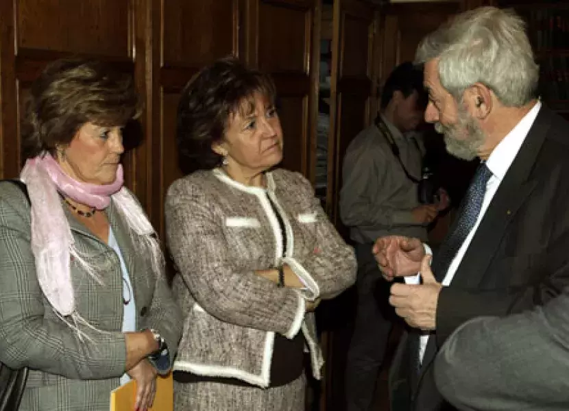 Carmen Caffarel, directora del Instituto Cervantes, Miguel Ángel Alario, presidente de la Real Academia de las Ciencias y Carmen Pérez-Fraguero, secretaria general del Instituto Cervantes.