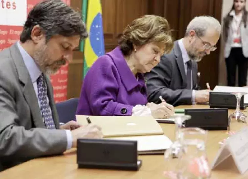 Firma del convenio de colaboración entre Carmen Caffarel, Paulo Cesar de Oliveiray Daniel Hernández Ruipérez