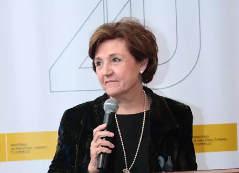 La directora del Instituto Cervantes, Carmen Caffarel, se dirige a los asistentes a la inauguración de la muestra «20 trajes para Rusia. Diseñadores dialogan con la literatura».