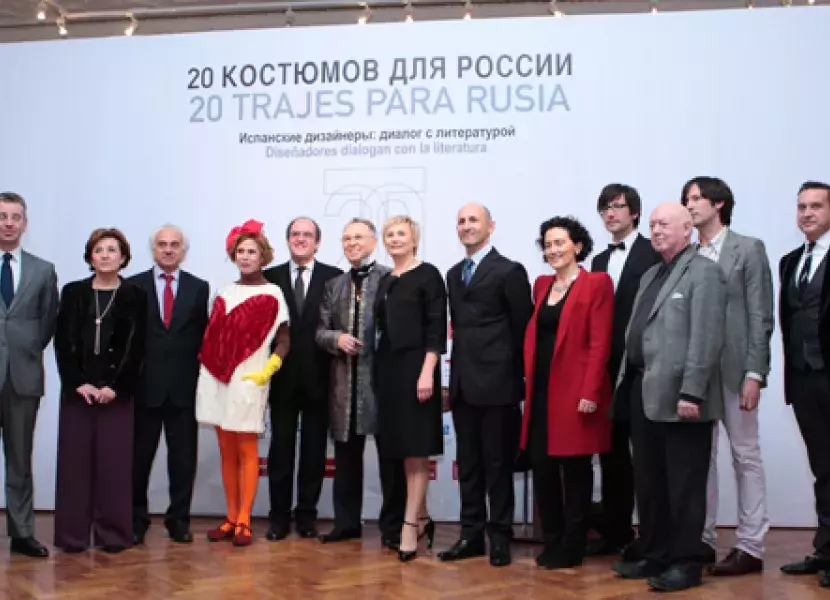Foto de familia de la muestra «20 trajes para Rusia. Diseñadores dialogan con la literatura»