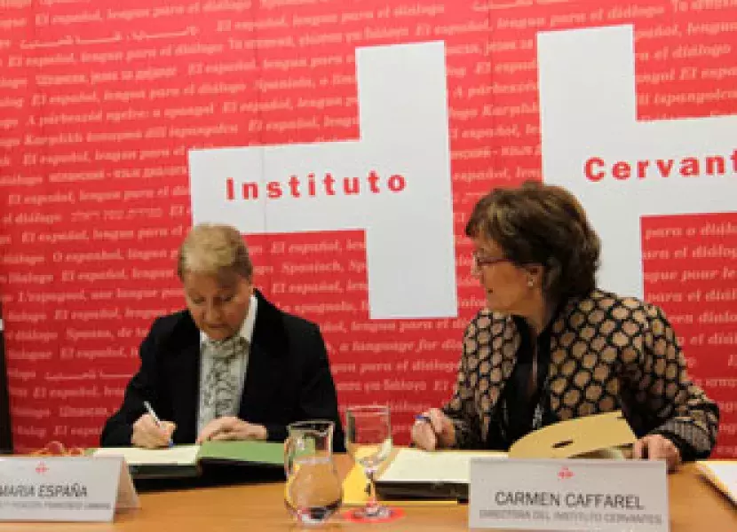 Carmen Caffarel (derecha) y María España Suárez firman el primer acuerdo marco entre el Cervantes y la Fundación Umbral.