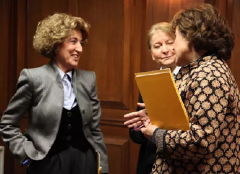 La académica Carmen Iglesias charla con la directora del Instituto y la presidenta de la Fundación.