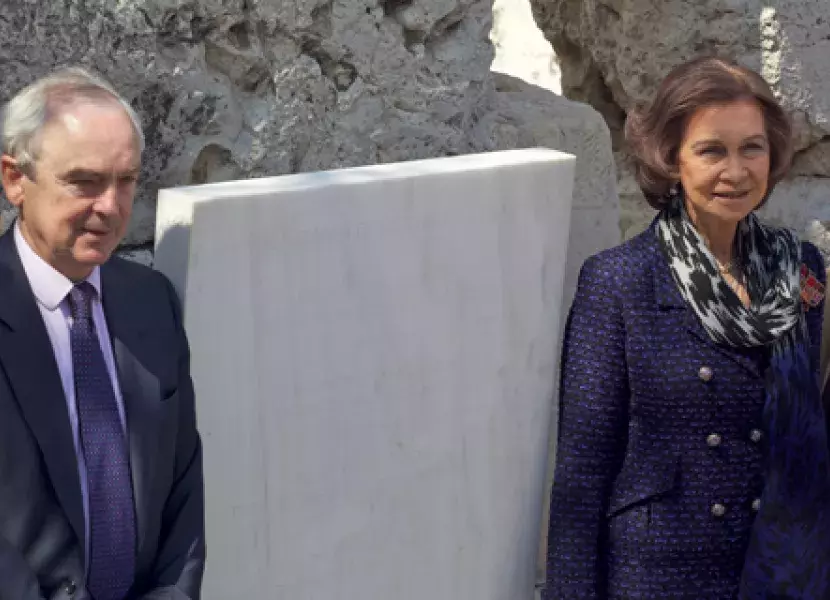 La Reina Doña Sofía y el embajador de España en Grecia