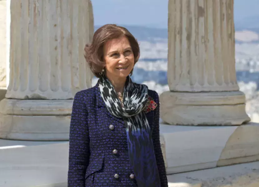 La Reina Doña Sofía, al término de su visita a la Acrópolis de Atenas.