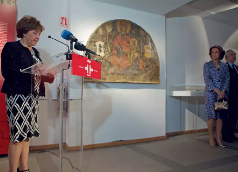 Carmen Caffarel, directora del Instituto Cervantes, en presencia de la Reina Doña Sofía, durante la inauguración de la exposición «Un Mar de Leyes».
