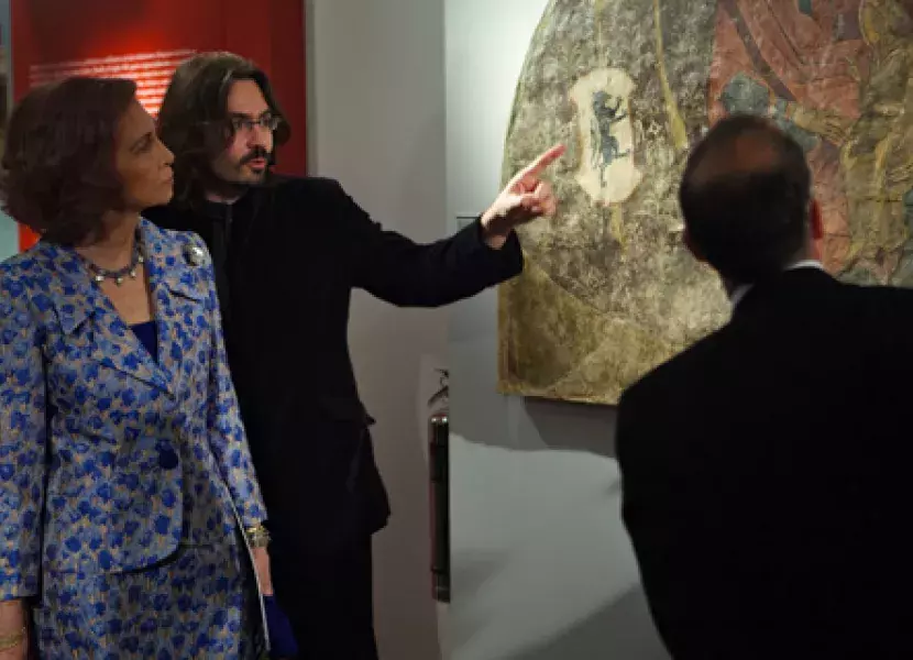 La Reina Doña Sofía visita la exposición «Un Mar de Leyes» en Atenas.