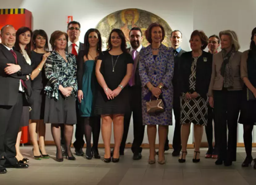 Foto de familia en la visita a la exposición «Un Mar de Leyes» en Atenas.