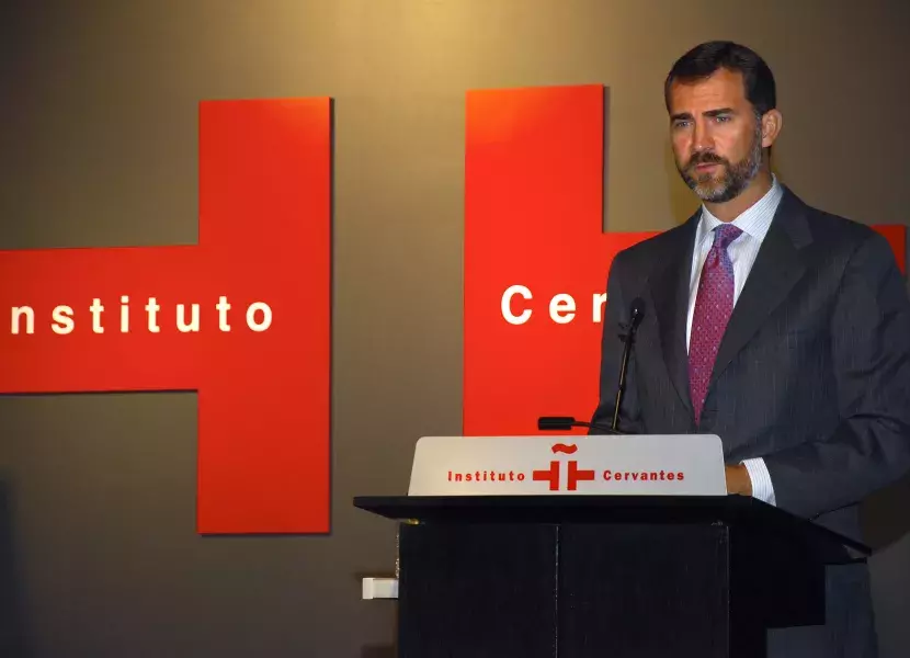 El Príncipe de Asturias lee el discurso en el acto de inauguración.