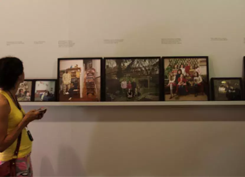 Una visitante observa algunas de las piezas de la exposición