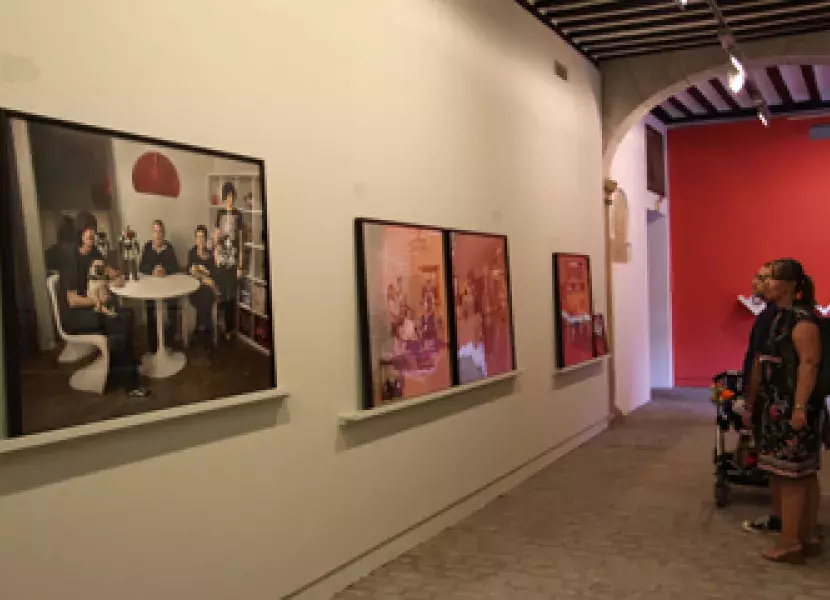 El público recorre la muestra dedicada a las familias españolas
