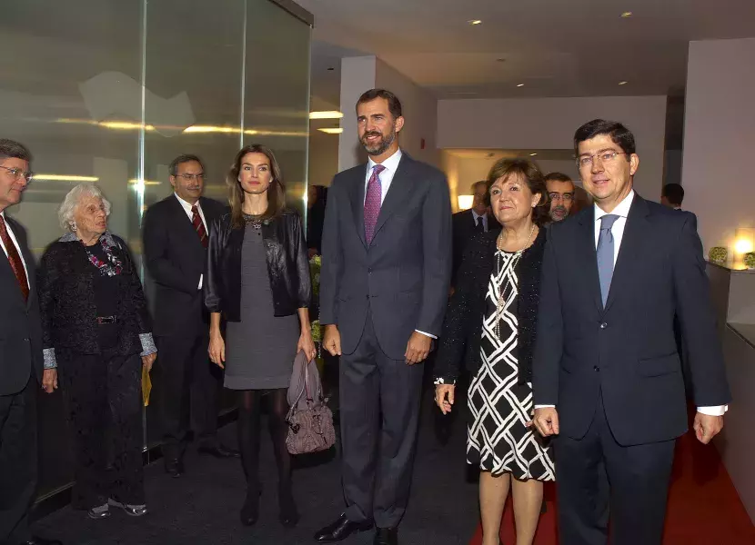Don Felipe y Doña Letizia, acompañados por Carmen Caffarel y el director del Cervantes de Chicago, Ignacio Olmos.