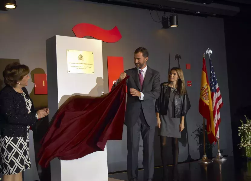 Momento en que se descubre la placa conmemorativa.