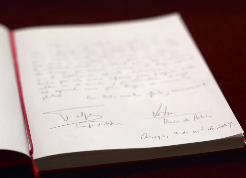 Página del Libro de Honor con las dedicatorias escritas por los Príncipes.