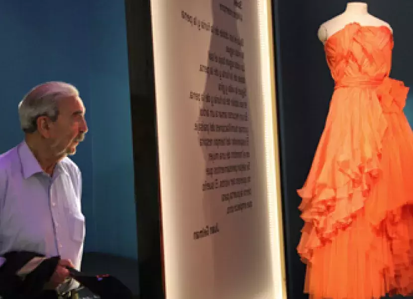 El escritor Juan Gelman descubre el traje de los diseñadores Victorio & Lucchino inspirado en su poesía.