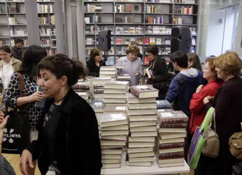 El público asistente recorre las instalaciones de la biblioteca de la sede central