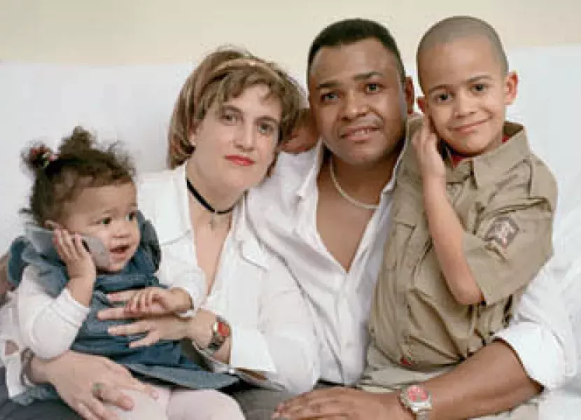 Arístides y Maite, casados por la iglesia hace 10 años, Arístides es de la República Dominicana, Maite española. Tienen 2 hijos, Arístides y Diana.