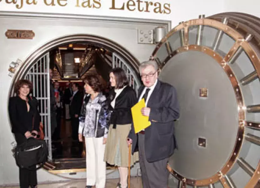 La ministra de Cultura, Ángeles González-Sinde y la directora del Instituto Cervantes, Carmen Caffarel, acompañan a José Emilio Pachecho.