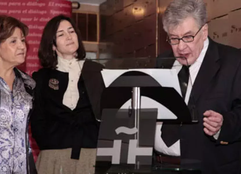 José Emilio Pacheco lee su discurso antes de hacer la entrega del legado. Le acompañan la Ministra de Cultura, Ángeles González-Sinde, y la directora del Cervantes, Carmen Caffarel.