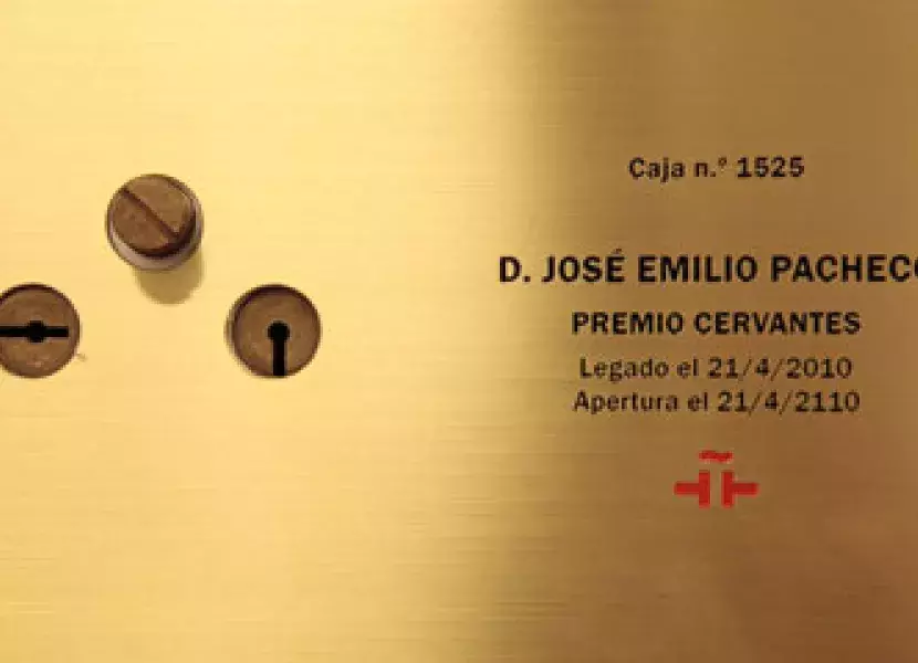Inscripción en la celda 1525 que guardará el legado de Pacheco hasta el año 2110.