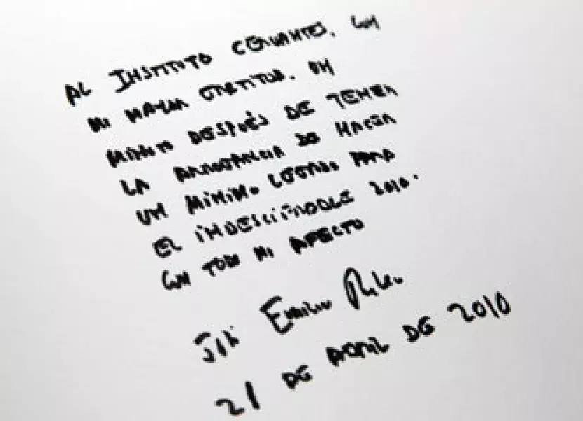Mensaje de José Emilio Pacheco en el libro de visitas del Instituto Cervantes.