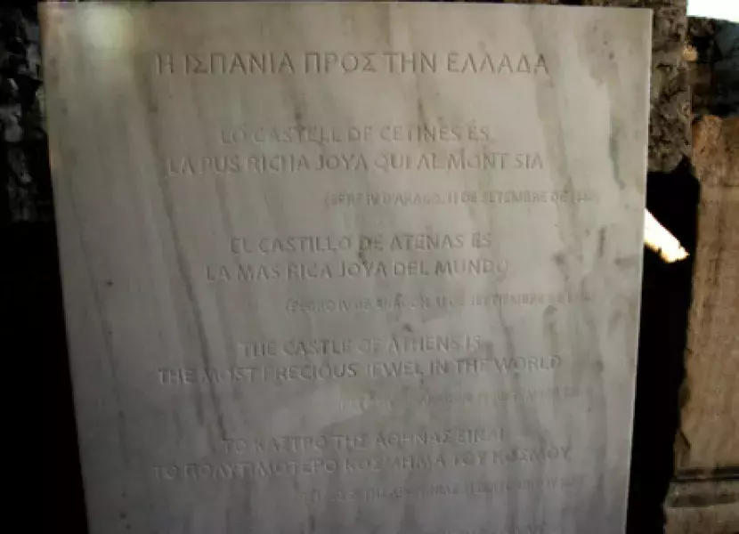 Placa conmemorativa en la Acrópolis de la presencia de la Corona de Aragón en Grecia.