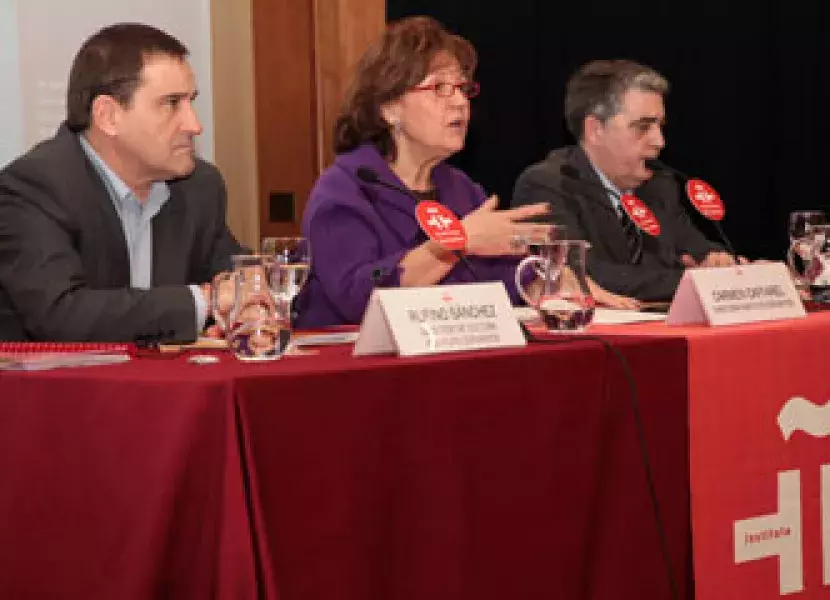 Carmen Caffarel explicó los contenidos del Plan acompañada por el director y el subdirector de Cultura, Rufino Sánchez (izquierda) e Iñaki Abad.