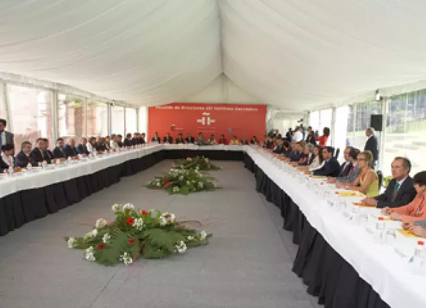 Vista general de la sesión celebrada una carpa anexa al Palacio de Sobrellano, en la localidad cántabra de Comillas.