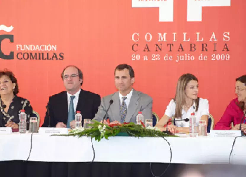Los Príncipes de Asturias, flanqueados por la directora del Instituto, Carmen Caffarel; el ministro de Educación, Ángel Gabilondo, y la secretaria de Estado de Cooperación Internacional, Soraya Rodríguez.