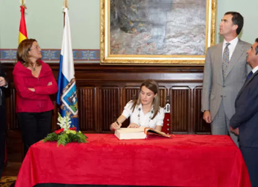 Doña Letizia firma en el Libro de Honor de la Fundación Comillas en presencia del Príncipe, Carmen Caffarel, Ángel Gabilondo, Soraya Rodríguez y Miguel Ángel Revilla.