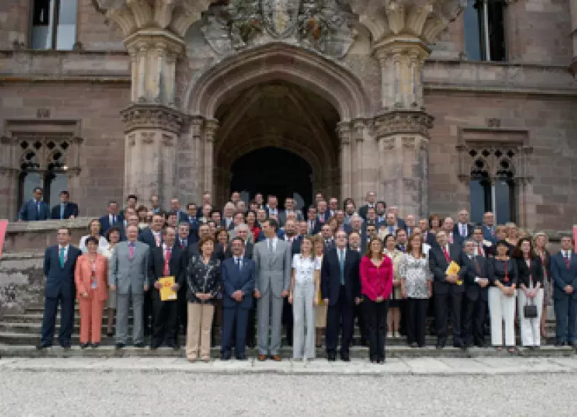Otra foto de familia a las puertas del bello palacio de Sobrellano, con los Príncipes en el centro.