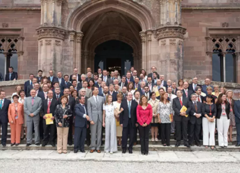 Foto de familia de la V Reunión de Directores tras la sesión de trabajo que hoy han presidido los Príncipes de Asturias en el Palacio de Sobrellano, en Comillas.