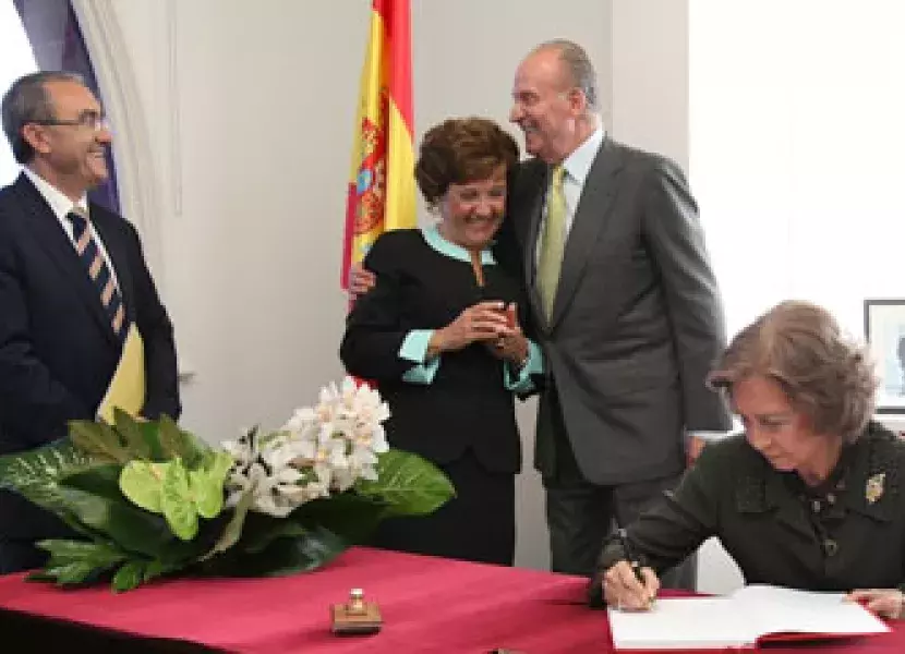 El Rey Don Juan Carlos abraza a la directora del Instituto Cervantes