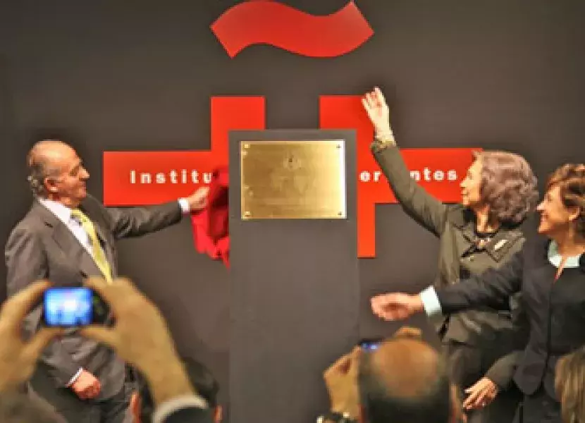 Los Reyes de España y la directora del Instituto Cervantes