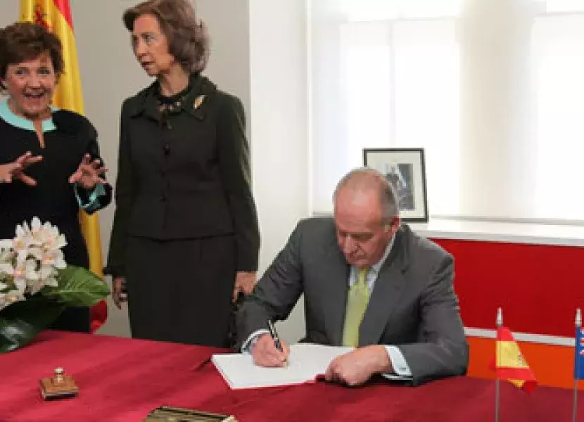 El Rey Don Juan Carlos firma en el libro de honor del Instituto Cervantes de Sídney.