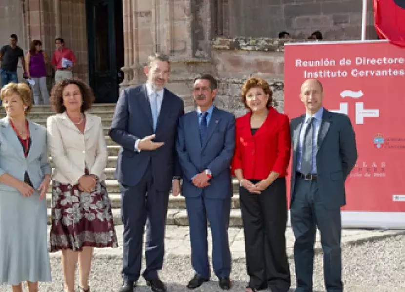 De izquierda a derecha, la secretaria general del Instituto Cervantes, Carmen Pérez-Fragero; la alcaldesa de Comillas, María Teresa Noceda; el delegado del Gobierno en Cantabria, Agustín Ibáñez; el presidente de la Comunidad cántabra, Miguel Ángel Revilla; la directora del Cervantes, Carmen Caffarel y el director general de la Fundación Comillas, Ignacio Rodríguez del Bosque.