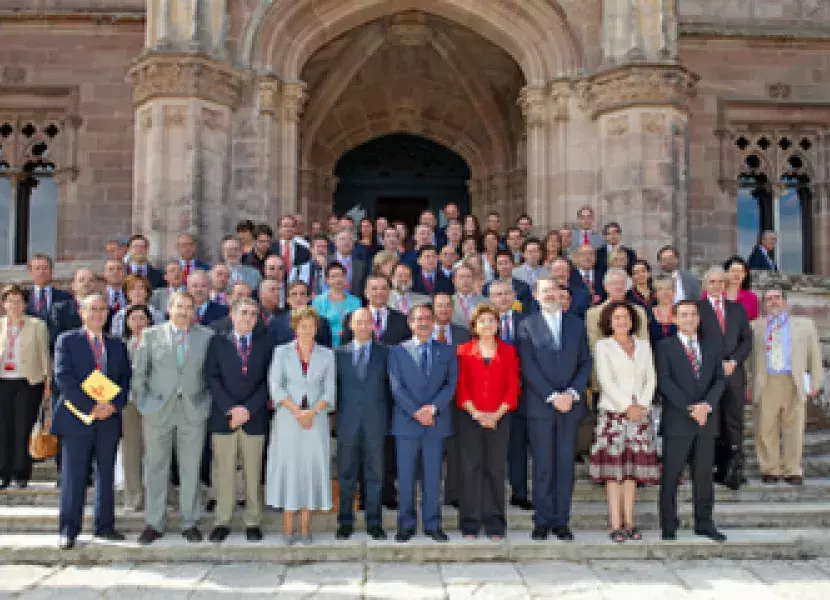 Foto de familia a la entrada del palacio de Sobrellano, en Comillas.