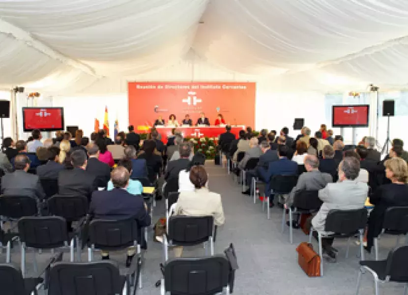 Visión general de la sesión de apertura, celebrada en una carpa anexa al Palacio de Sobrellano de Comillas.