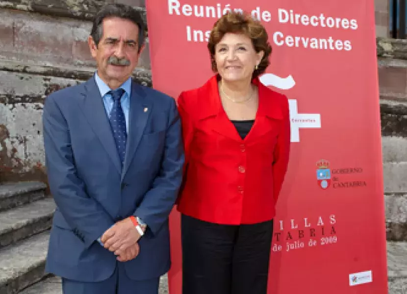 La directora del Instituto Cervantes, Carmen Caffarel, y el presidente de Cantabria, Miguel Ángel Revilla, posan ante los informadores.