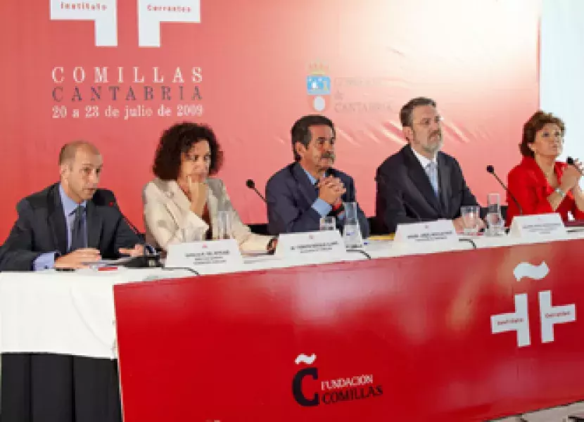De izda. a dcha., Ignacio Rodríguez del Bosque, director general de la Fundación Comillas; Mª Teresa Noceda, alcaldesa de Comillas; Miguel Ángel Revilla, presidente de Cantabria; Agustín Ibáñez, delegado del Gobierno en Cantabria, y Carmen Caffarel, directora del Cervantes.