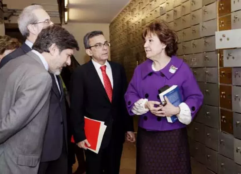a visita de los invitados a la Caja de las Letras en la sede central del IC.