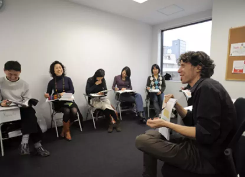 Varios estudiantes de español retoman las clases en el IC de Tokio.
