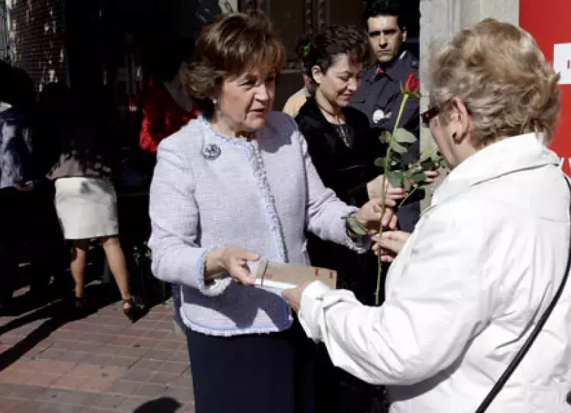 Carmen Caffarel, directora del Instituto Cervantes, entrega a los asistentes una rosa y un libro con motivo de el Día del Libro.