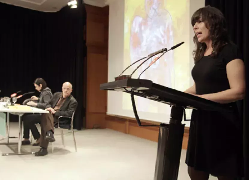 Juana Escudero presenta a los invitados de la mesa redonda 