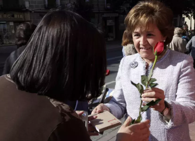 La directora del Instituto Cervantes, Carmen Caffarel, hace entrega de una rosa y un libro para festejar el Día del Libro.