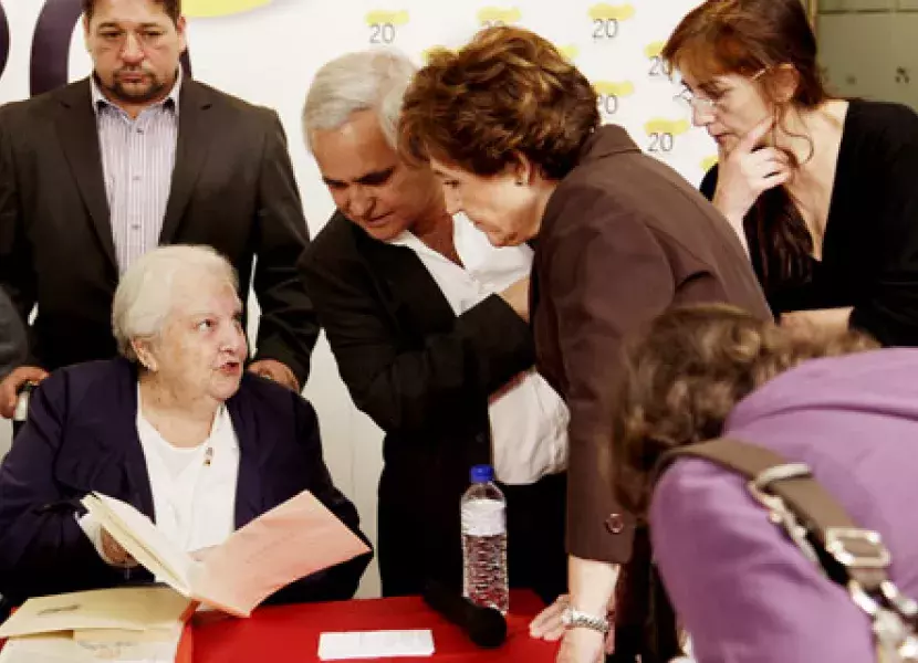 Carmen Balcells, agente literaria, tras su firma en el Libro de Honor del Instituto Cervantes