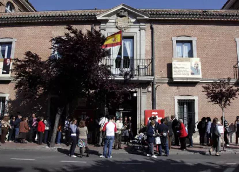 Entrega de libros y rosas en la sede del Instituto Cervantes en Alcalá de Henares, con motivo del Día del Libro.